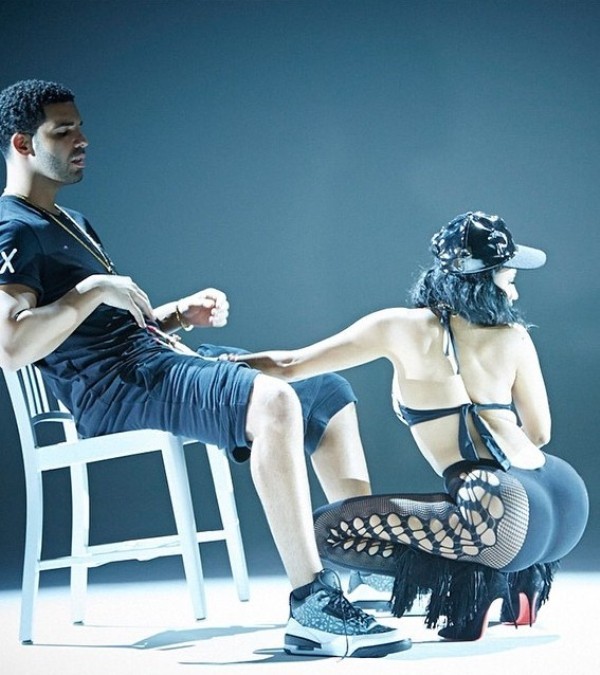 Nicki Minaj sa dotýka rapera Drakea na intímnych miestach